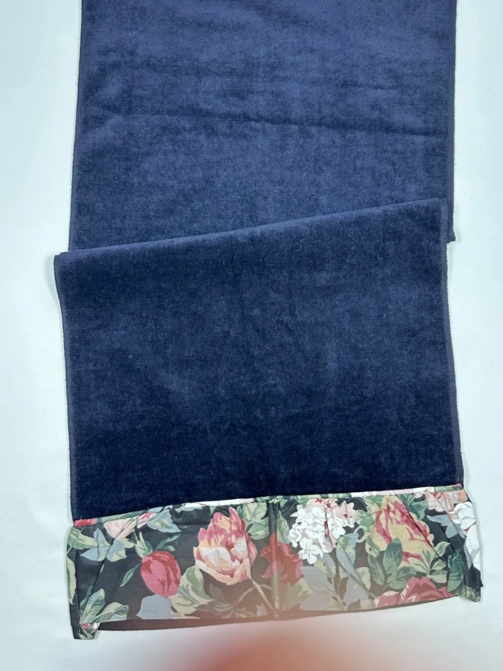 Avanti Look Vintage 1978 2 Pc. Towel Set Navy Black Floral Cabbage Rose Ruffle
